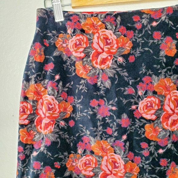 H&M x Hennes Collection Rose Floral Velvet Vintage‎ Style Mini Skirt. Size 8 - Picture 2 of 8